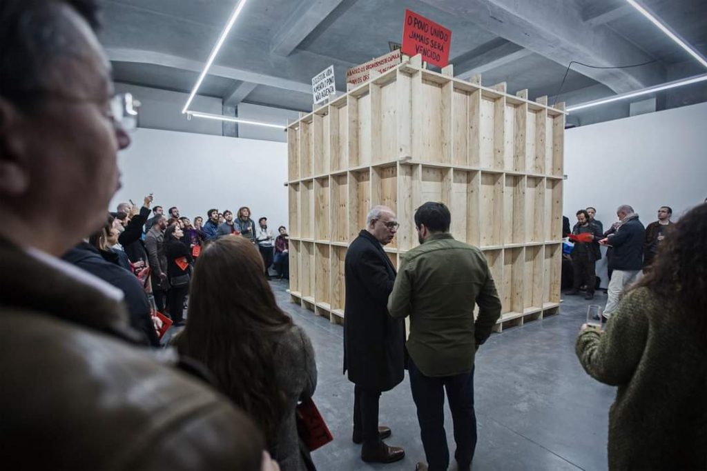 Exit [no] exit – sobre a decisão ou a hesitação que enforma a ação, a história, a memória e a sua temporalidade